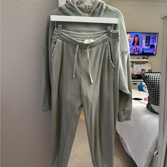 Women's Abercrombie Lounge Cozy Green Ribbed Hoodie and Jogger Set - Picture 2 of 7